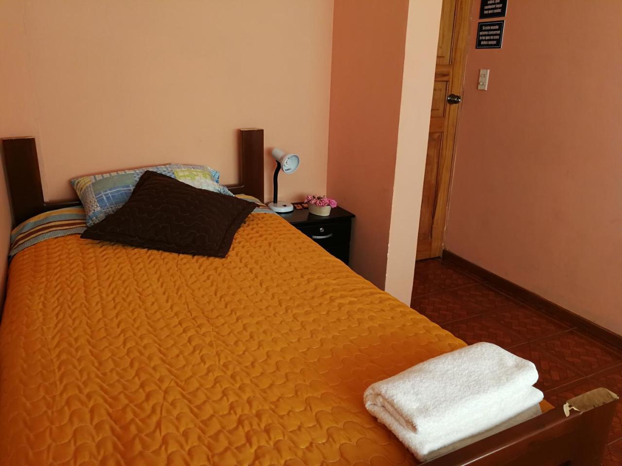 Chapelet Hostal Bed and Breakfast Tababela Exterior foto