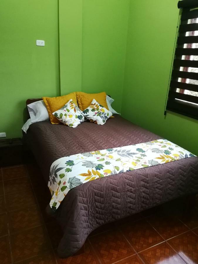 Chapelet Hostal Bed and Breakfast Tababela Exterior foto