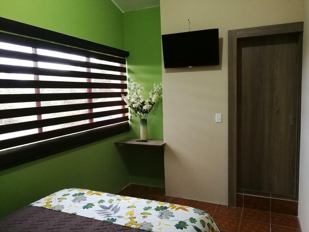 Chapelet Hostal Tababela Exterior foto